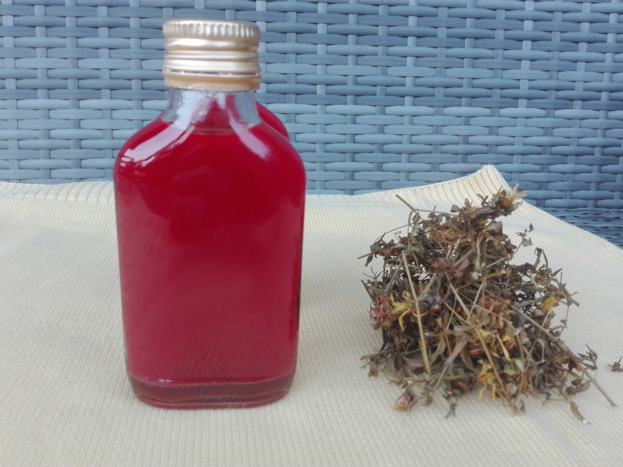 You are currently viewing Olej z dziurawca – właściwości i zastosowanie